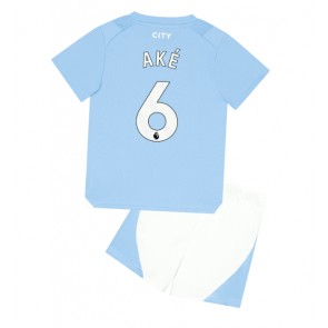 Manchester City Nathan Ake #6 Replika Babytøj Hjemmebanesæt Børn 2023-24 Kortærmet (+ Korte bukser)